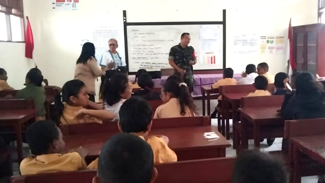 Babinsa Biak Kota Berikan Materi Wasbang di SD Inpres Mandala