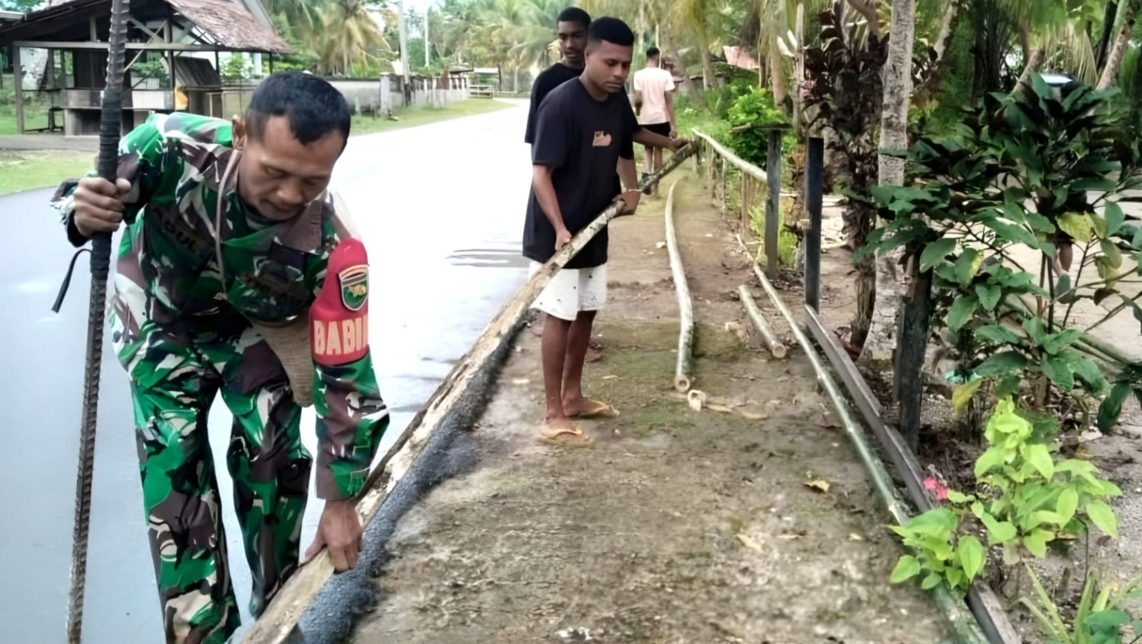Wujudkan Kebersamaan dan Gotong-Royong, Babinsa Warsa Bantu Warga Buat Pagar