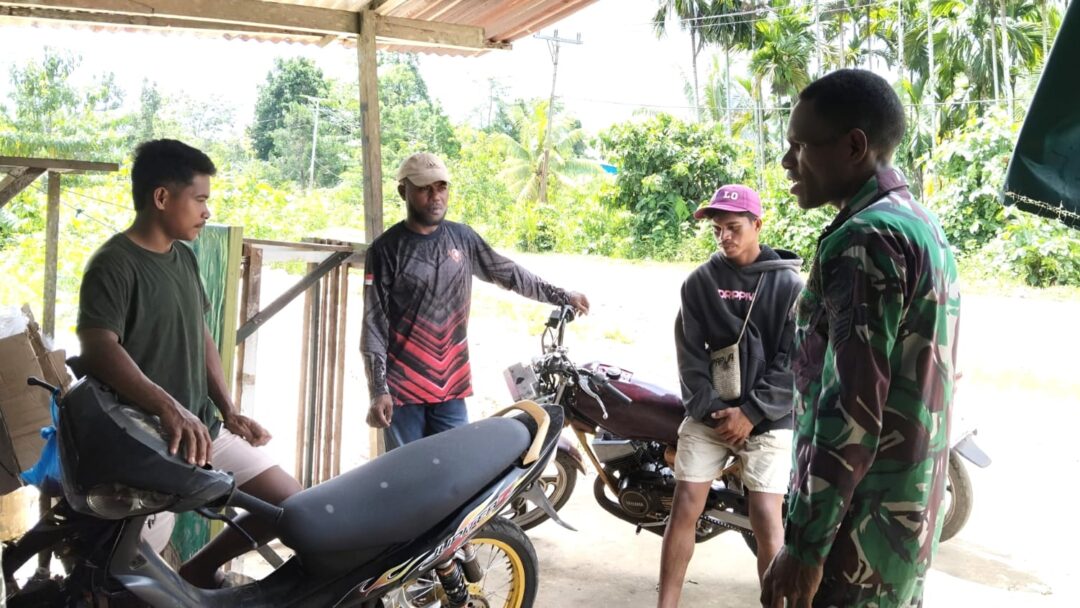 Babinsa Ajak Pemuda Kampung Mnsuwo Jaga Persatuan dan Lingkungan