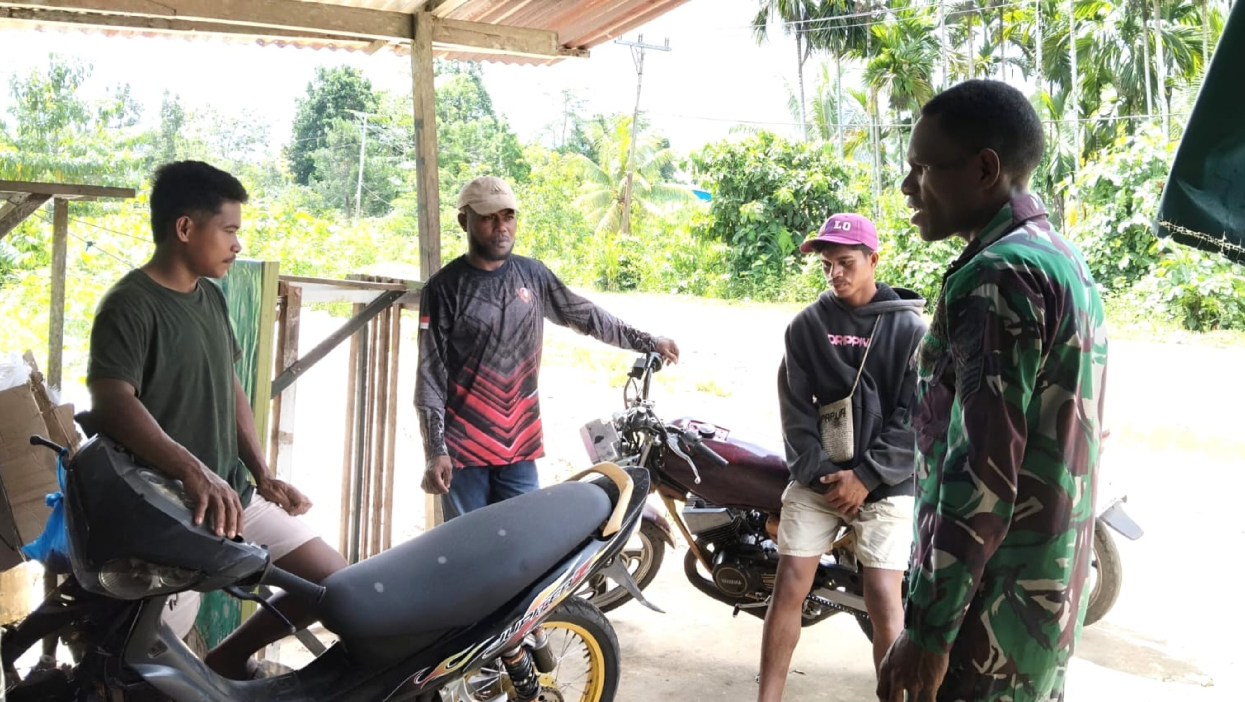 Babinsa Ajak Pemuda Kampung Mnsuwo Jaga Persatuan dan Lingkungan