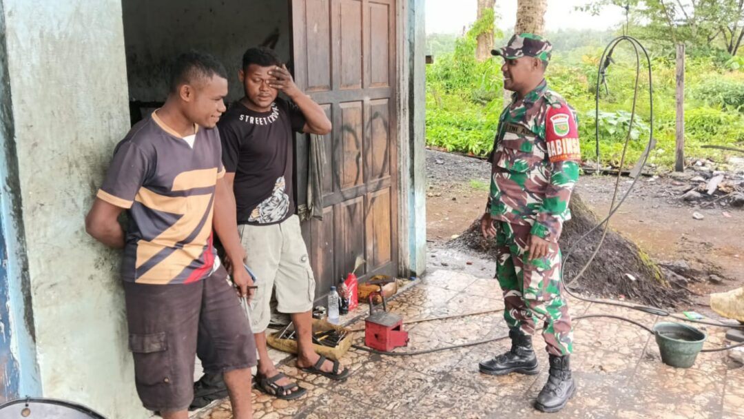 Jalin Keakraban, Babinsa Biak Utara Sambangi Warga Kampung Andey