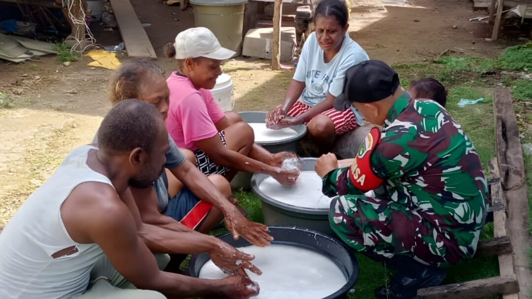 Dorong Ekonomi Kampung, Babinsa dan Warga Olah Kelapa Jadi Minyak Goreng Tradisional