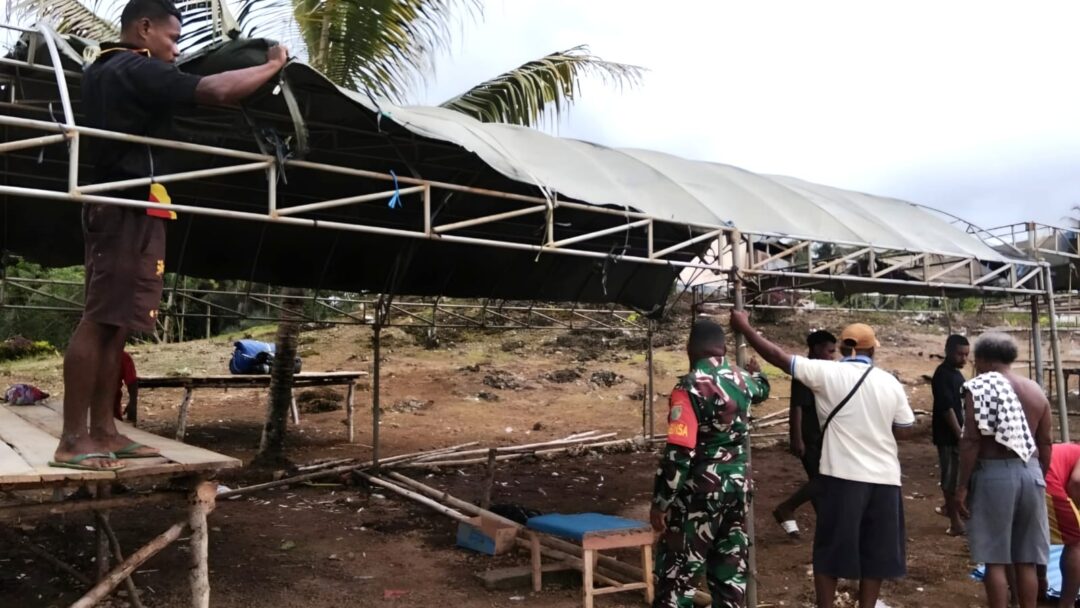 Kompak, Babinsa dan Warga Gotong-Royong Bongkar Tenda Usai Peresmian Gereja