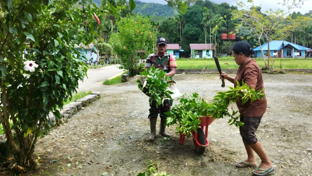 Ciptakan Tempat Ibadah Bersih, Babinsa Bantu Warga Bersihkan Halaman Gereja