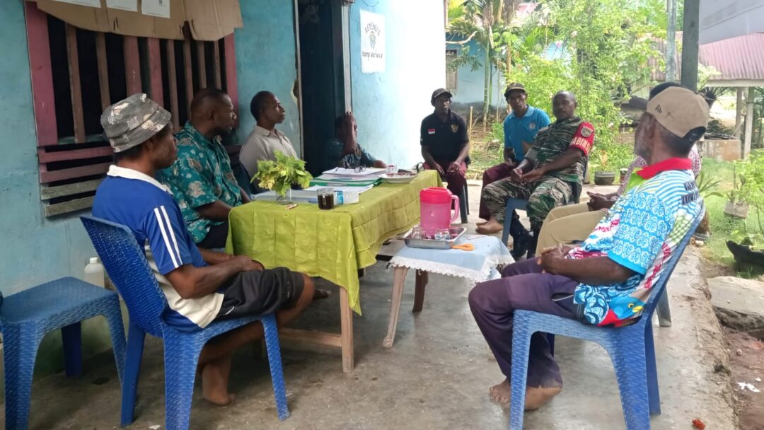 Babinsa Ajak Warga Warbukor Wujudkan Pemilihan Kepala Kampung yang Aman dan Demokrasi