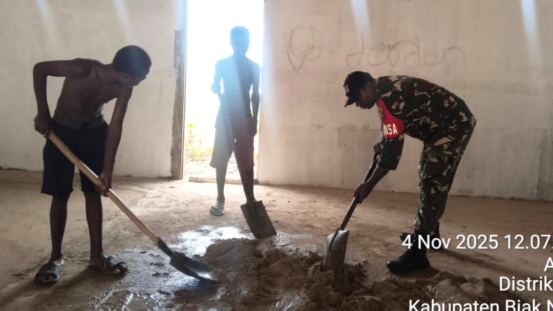 Peduli Warga, Babinsa Warsa Bantu Pengecoran Lantai Kios di Kampung Amoi