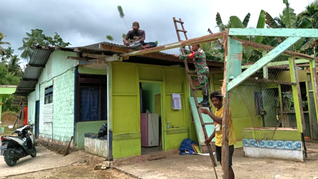 Semangat Gotong-Royong, Babinsa Biak Utara Bantu Warga Renovasi Kios