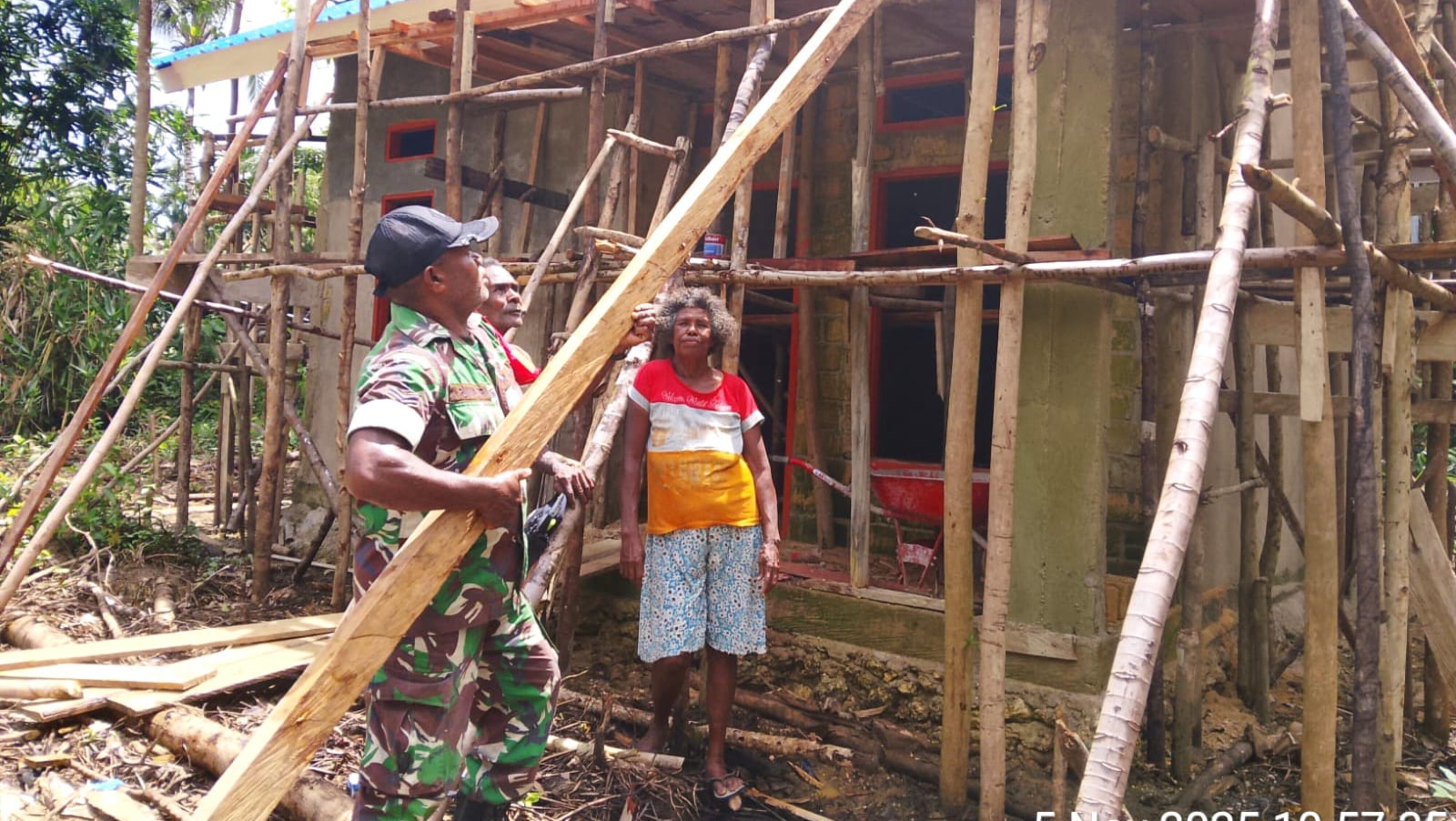Babinsa Supiori Selatan Wujudkan Kemanunggalan TNI-Rakyat Lewat Pembangunan Rumah Warga