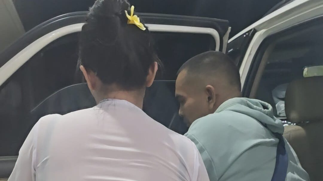 Humanis Sejati! Polwan Cantik Berbusana Adat Selamatkan Pemotor Korban Truk Batu di Gianyar