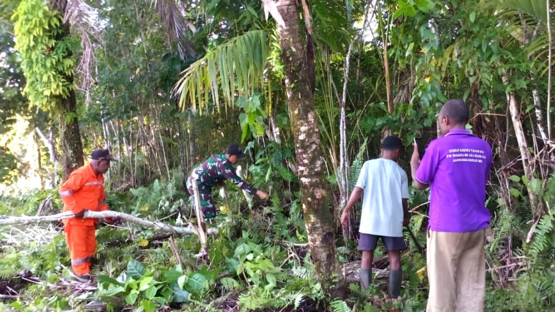 Peduli Lingkungan, Babinsa Bersama Warga Gelar Kerja Bakti Bersihkan Jalan