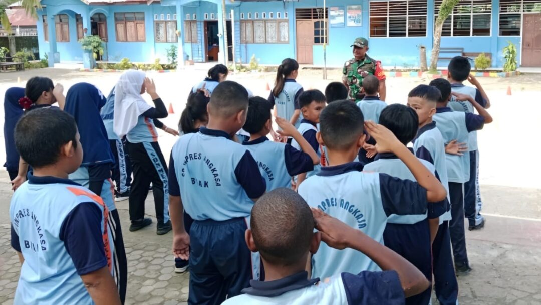 Tanamkan Kedisiplinan, Babinsa Melatih PBB di SD Inpres Angkasa