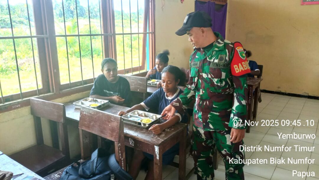 Peduli, Babinsa Numfor Dampingi Program MBG di Numfor Timur