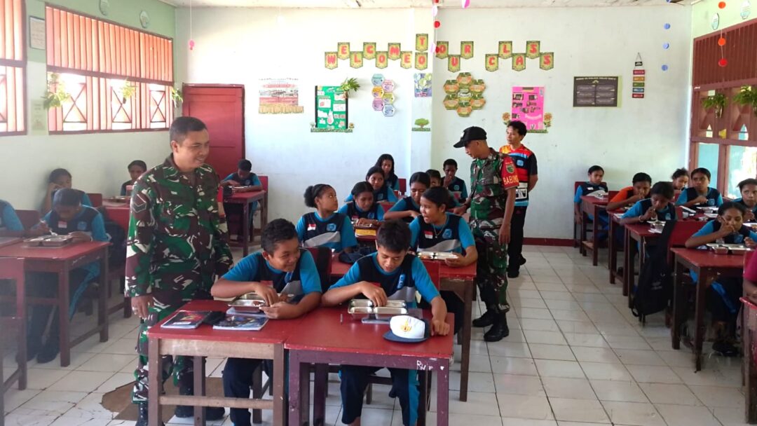 Kawal Program MBG, Babinsa Biak Timur Dampingi Distribusi Makanan Bergizi untuk Siswa Sekolah