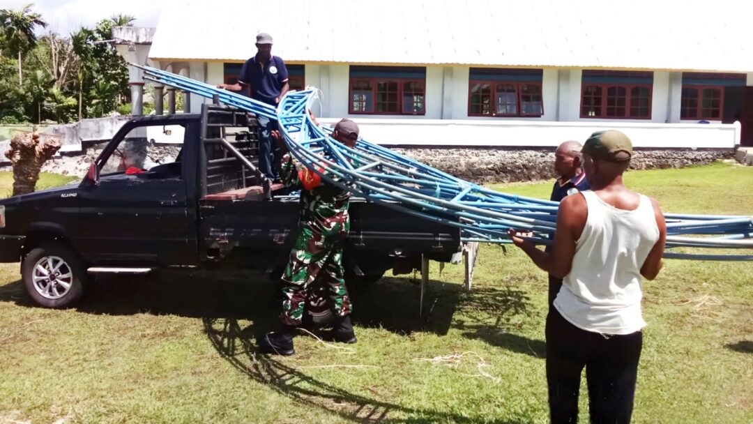Usai Sidang Jemaat, Babinsa Biak Utara Ikut Gotong-Royong Angkat Rangka Besi Tenda