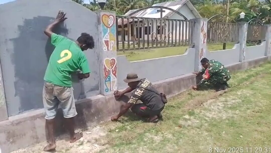 Babinsa Supiori Utara Bersama Warga Warbor Ciptakan Lingkungan Gereja Bersih dan Indah