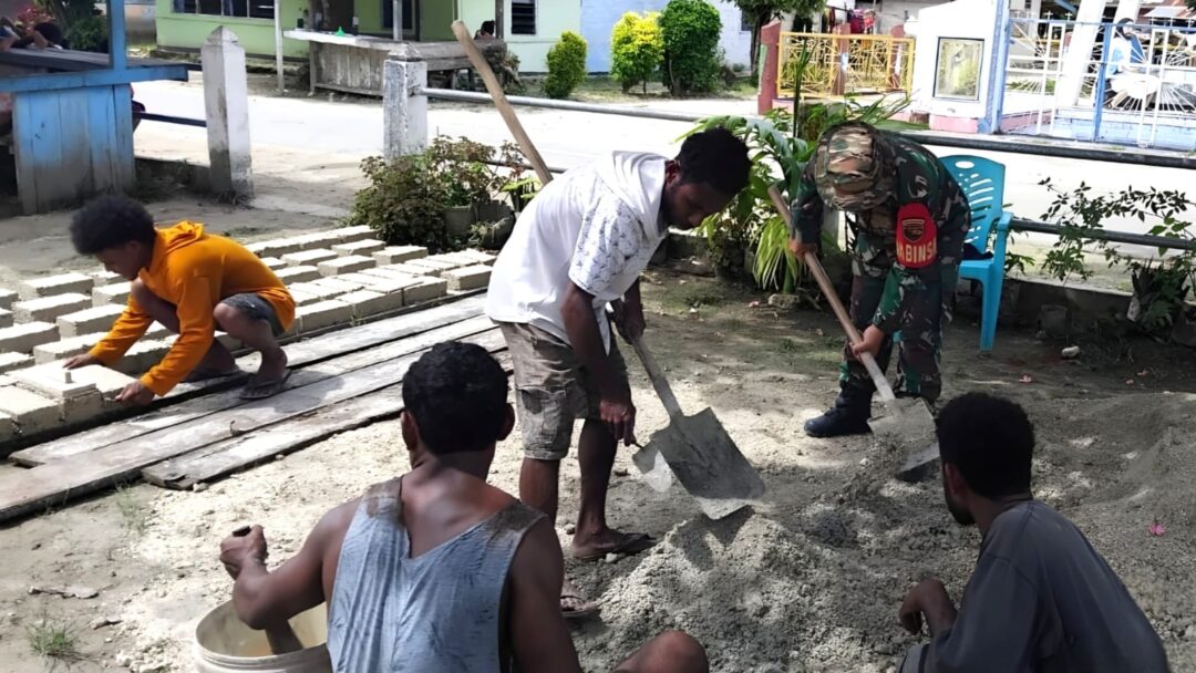 Kebersamaan TNI-Rakyat, Babinsa Numfor Bantu Warga Membuat Batu Tela