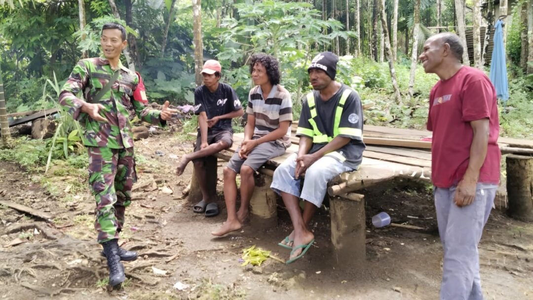 Jelang Pemilihan Kepala Kampung, Babinsa Biak Kota Ajak Warga Jaga Kekompakan