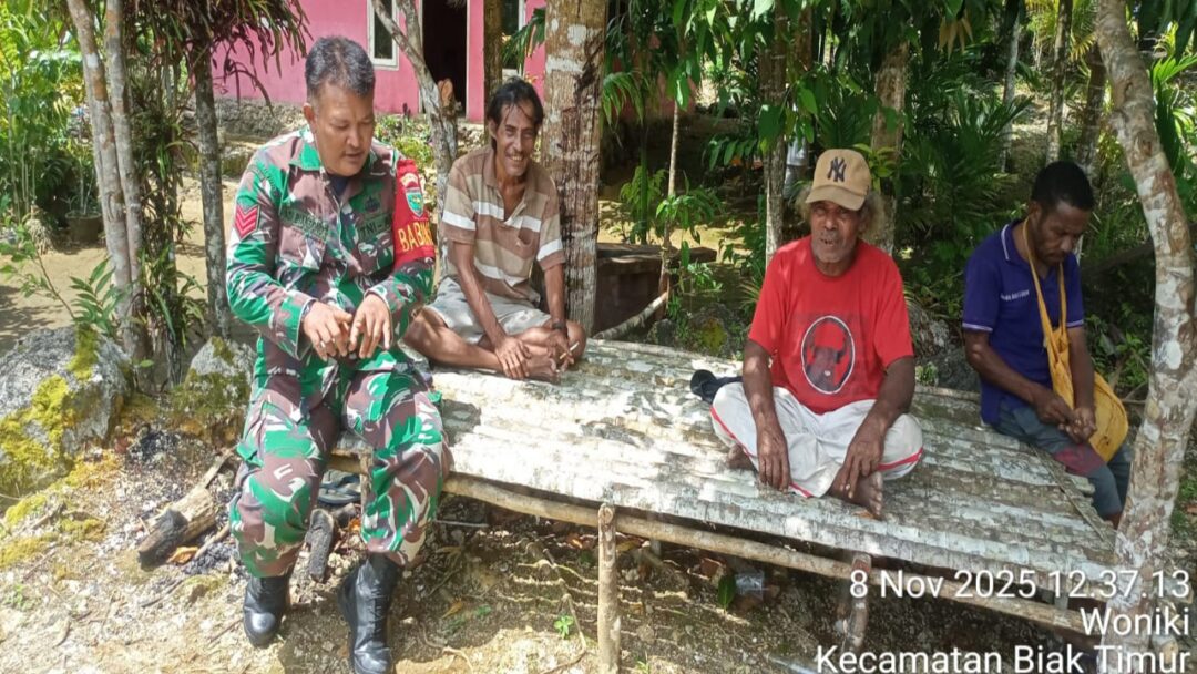 Babinsa Biak Timur Terus Bangun Kedekatan Lewat Komsos di Kampung Woniki
