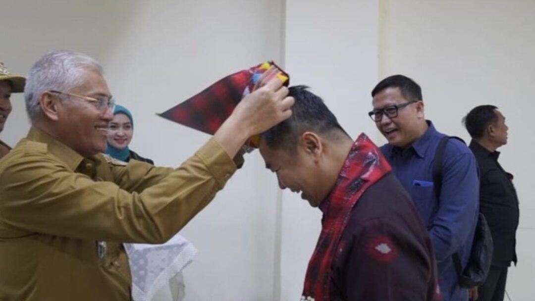 Disambut Ikat Kepala Pabele, Teguh Setyabudi Apresiasi Dukungan Sultra untuk Layanan Dukcapil
