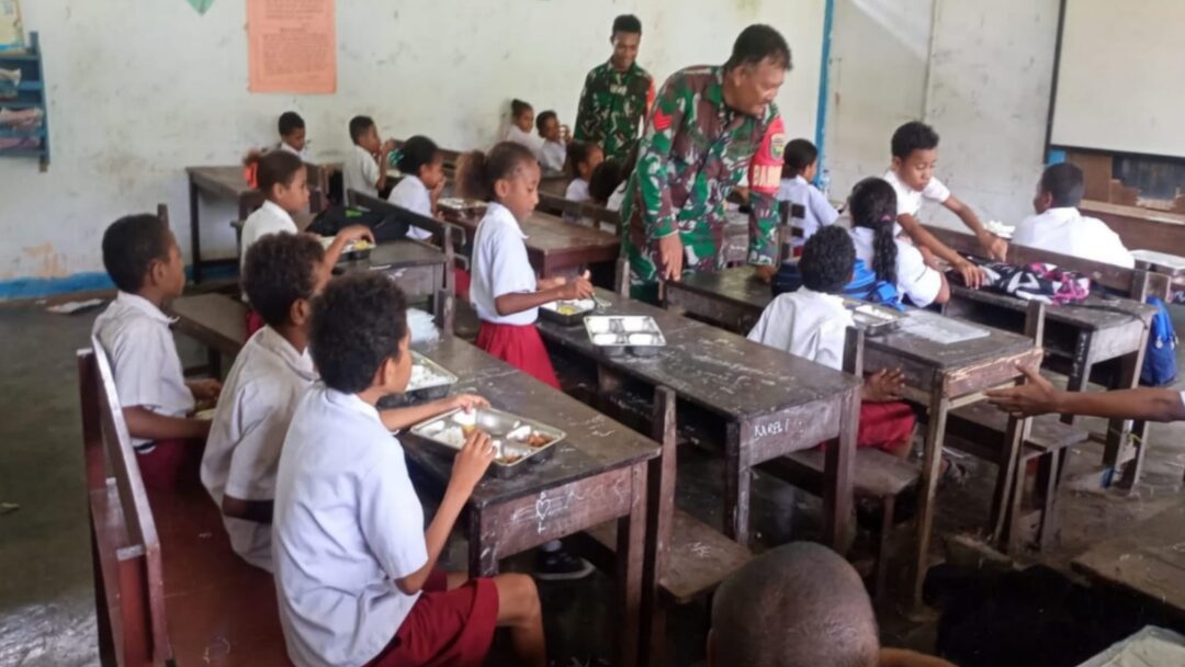 Sukseskan Program Pemerintah, Babinsa Dampingi Distribusi MBG ke Sekolah
