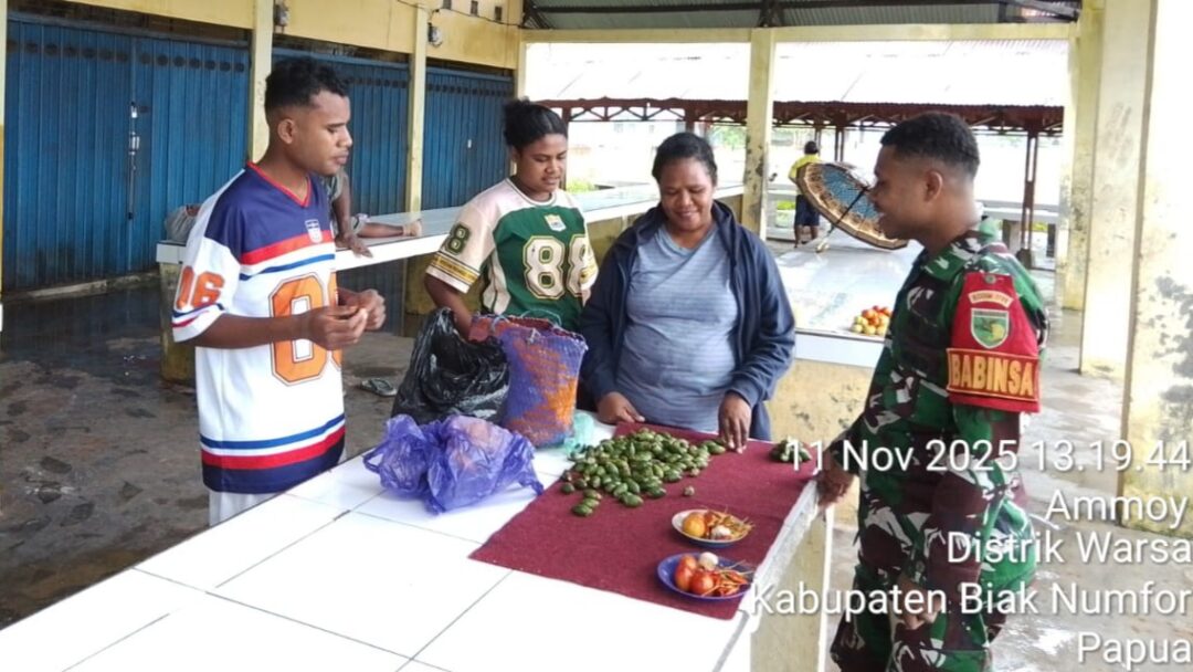 Babinsa Aktif Sambangi Pasar Warsa untuk Ciptakan Ketertiban dan Kekompakan Warga