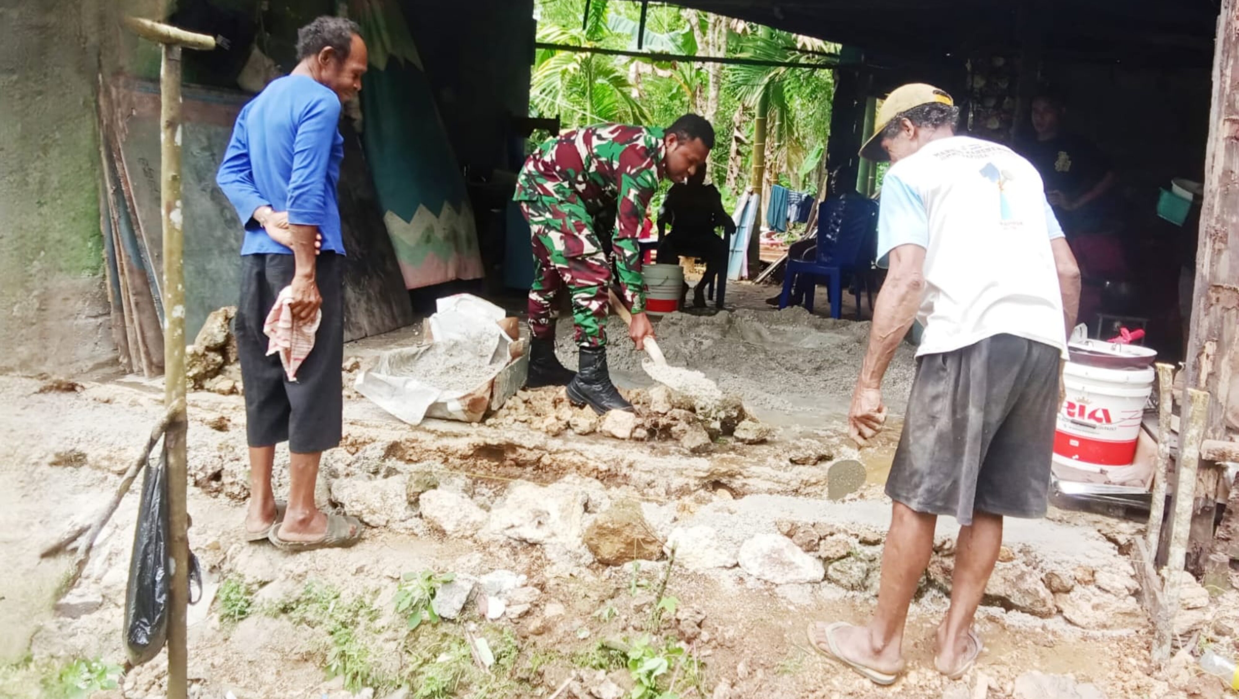 Semangat Gotong-Royong, Babinsa Bantu Warga Bangun Pondasi Dapur