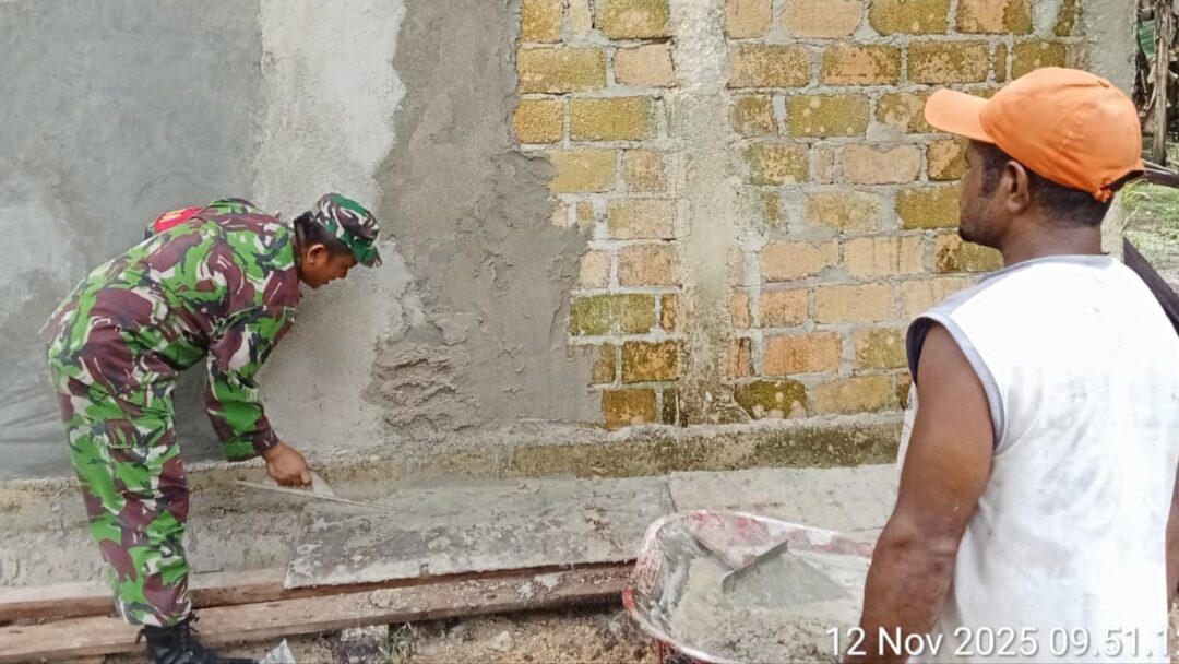 Babinsa Supiori Utara Tunjukkan Kepedulian Lewat Aksi Gotong-Royong