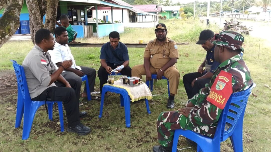 Pererat Hubungan Kerja, Babinsa Jalin Komsos dengan Kepala Distrik Orkeri
