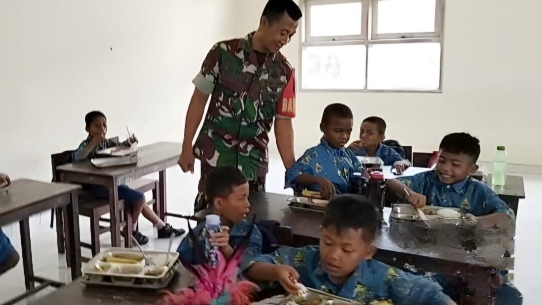 Peduli Gizi, Babinsa Biak Kota Aktif Dampingi Program MBG di Sekolah Dasar