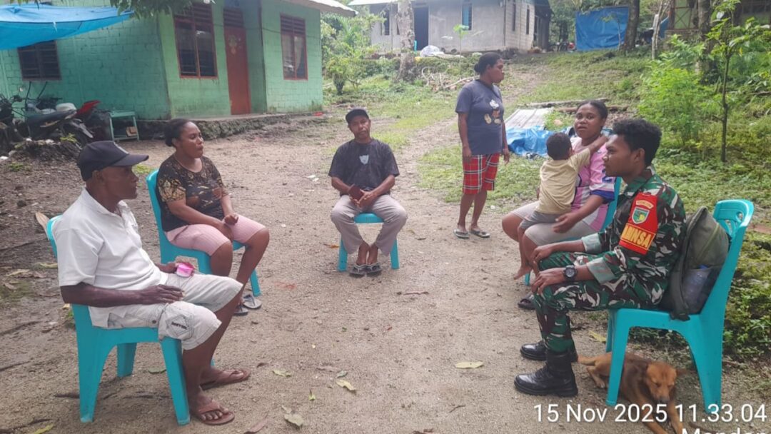 Jelang Pilkades Serentak, Babinsa Biak Timur Komsos dengan Masyarakat di Wilayah Binaan