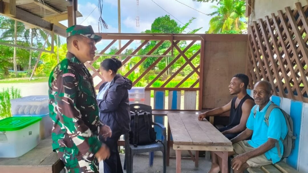 Babinsa Supiori Utara Ingatkan Warga Fanindi Waspada Cuaca Saat Melaut