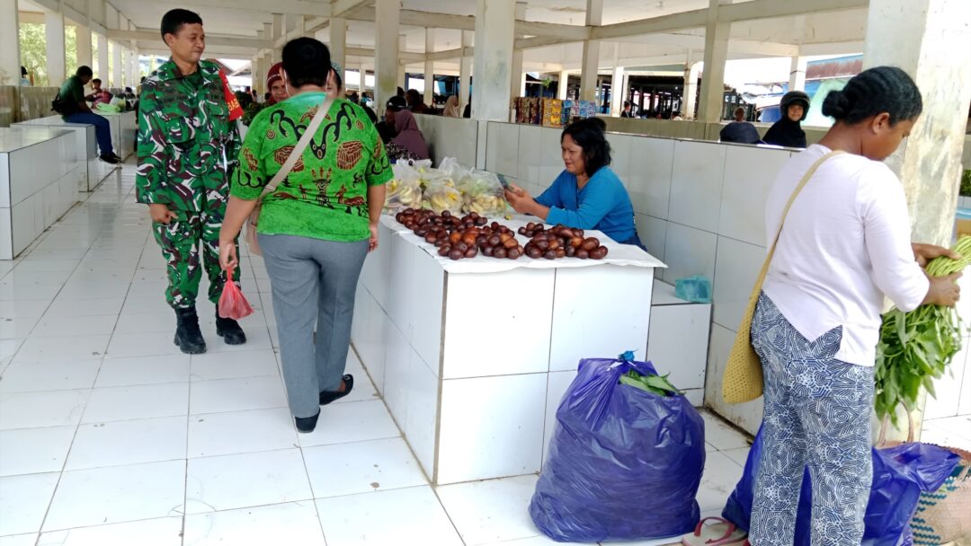 Wujudkan Pasar yang Aman dan Nyaman, Babinsa Ajak Pedagang Jaga Kebersihan dan Keamanan