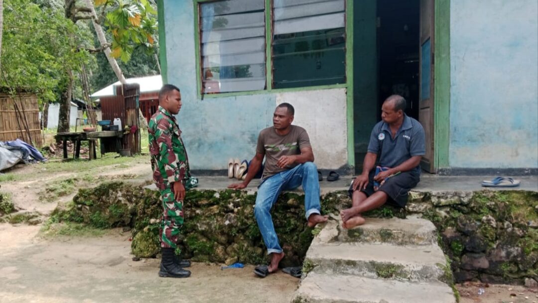 Babinsa Warsa Tingkatkan Kedekatan Lewat Komsos di Kampung Maniri