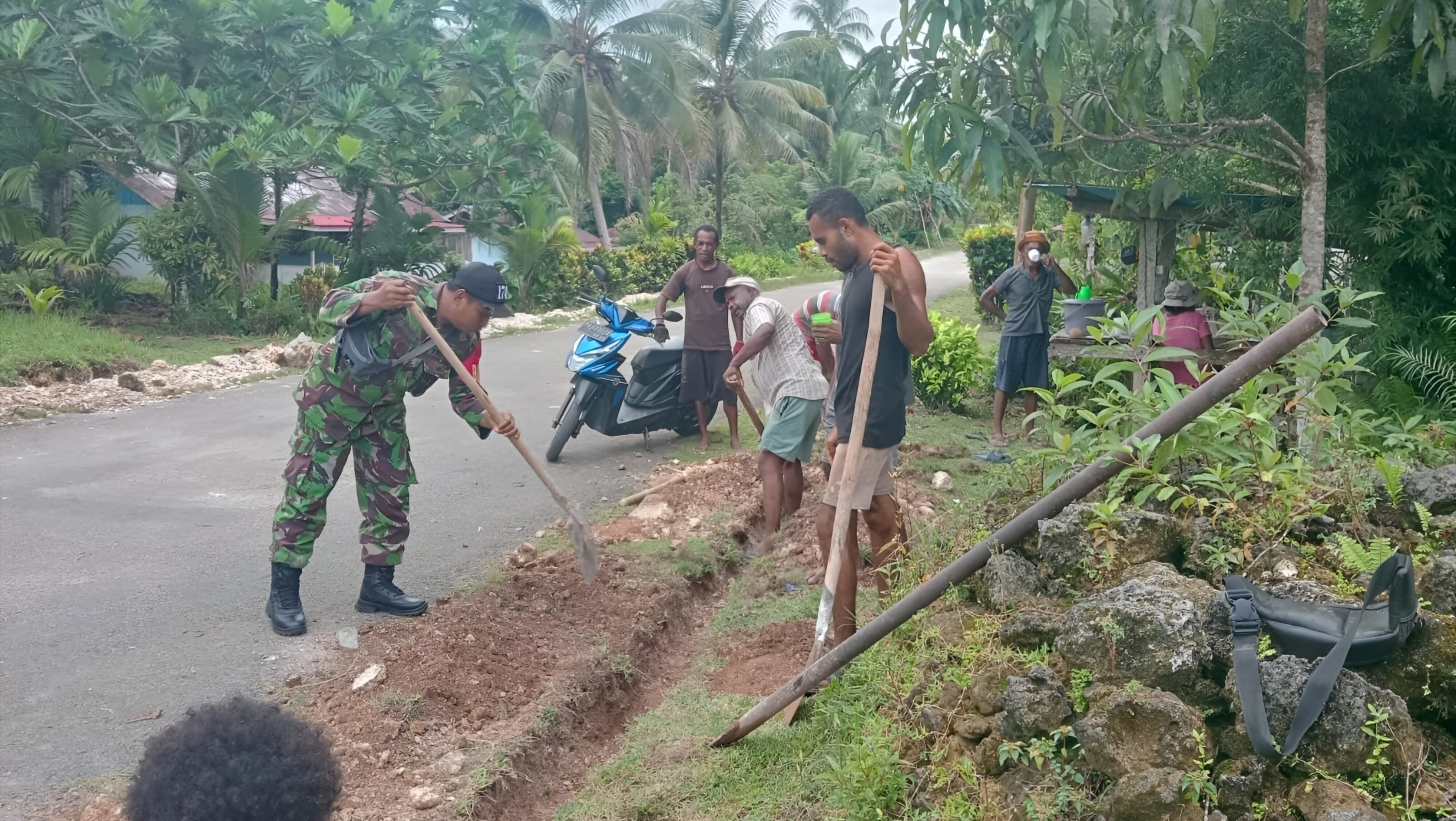 Atasi Kesulitan Rakyat, Babinsa Bantu Warga Gali Jalur Pipa Air Bersih