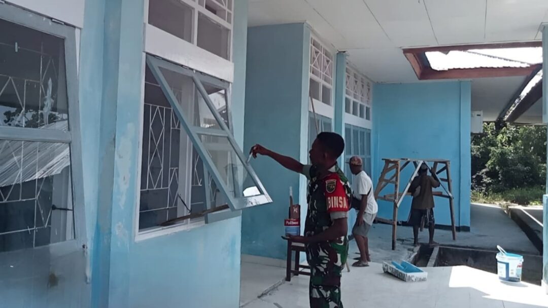 Ciptakan Lingkungan Belajar yang Nyaman, Babinsa Bantu Cat SMKN Kelautan Sopen