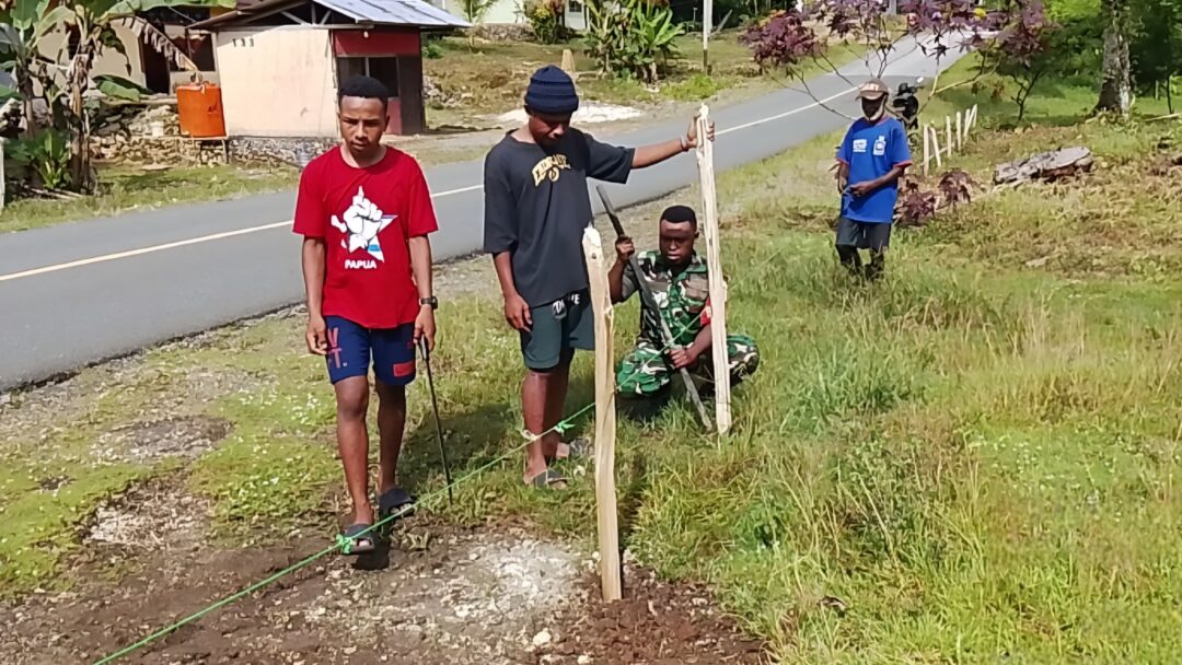 Ringankan Beban Warga, Babinsa Turut Bantu Pembuatan Pagar Jalan