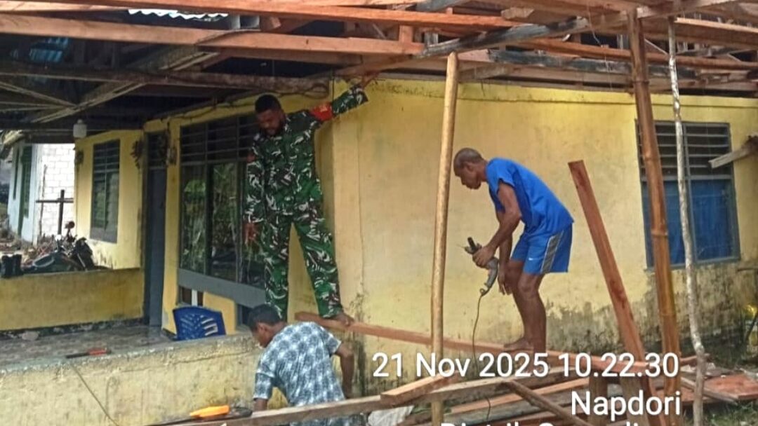 Dukung Kesejahteraan Warga, Babinsa Biak Barat Ikut Bangun Rumah
