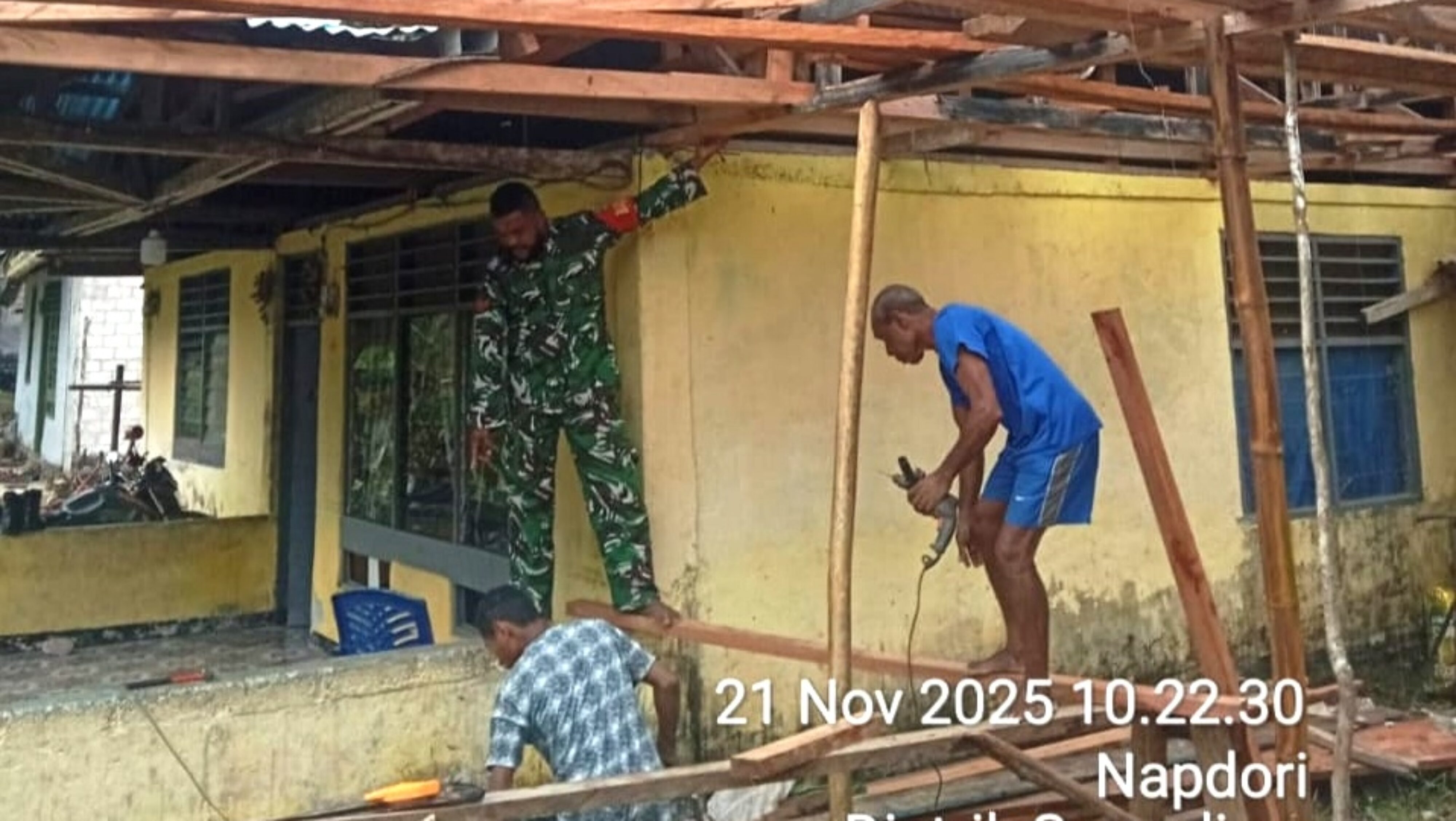 Dukung Kesejahteraan Warga, Babinsa Biak Barat Ikut Bangun Rumah