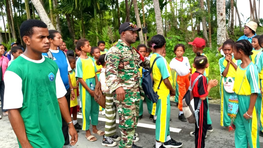 Kompak Bersama Guru, Babinsa Ikut Jalan Santai Peringati HGN 2025 di Numfor