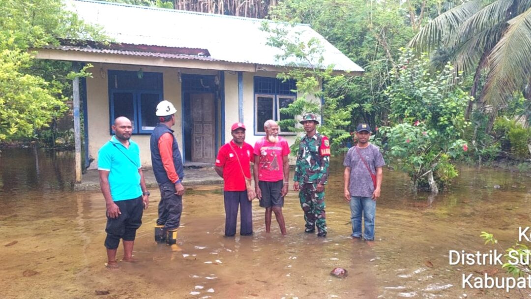 Banjir Akibat Hujan Deras Rendam Rumah Warga, Babinsa Lakukan Pemantauan di Warbor
