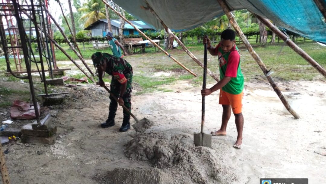 Babinsa Biak Kota Bantu Warga Bangun Rumah Panggung di Kampung Binsari