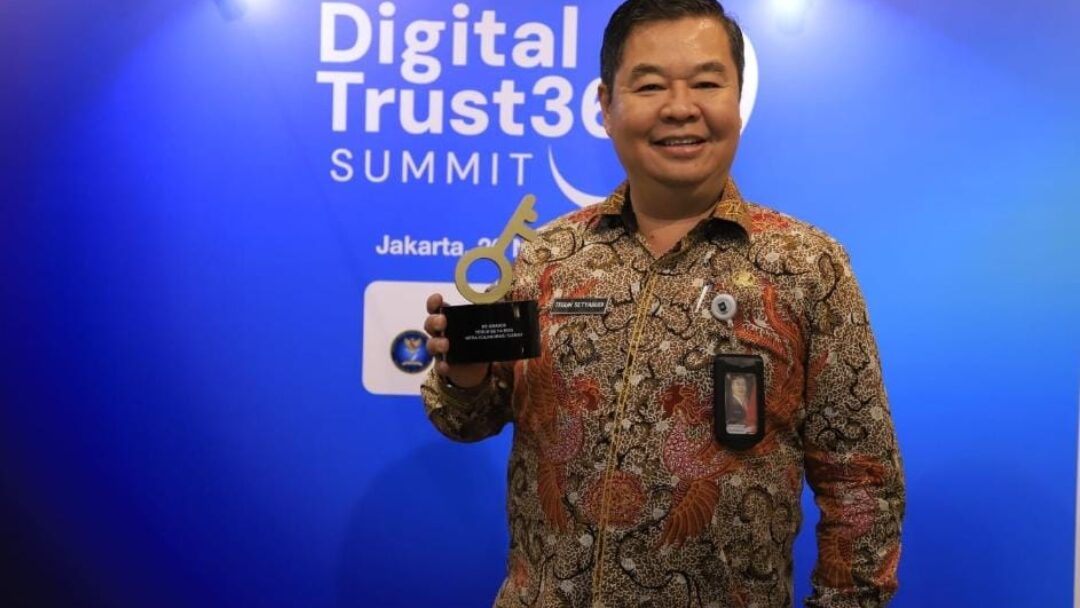 Dirjen Dukcapil Teguh Setyabudi Raih Penghargaan Be Award sebagai Individu Mitra Kolaborasi Terbaik 