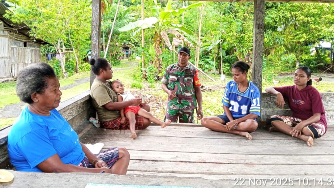 Babinsa Warsa Tingkatkan Kedekatan Lewat Komsos di Kampung Amoy
