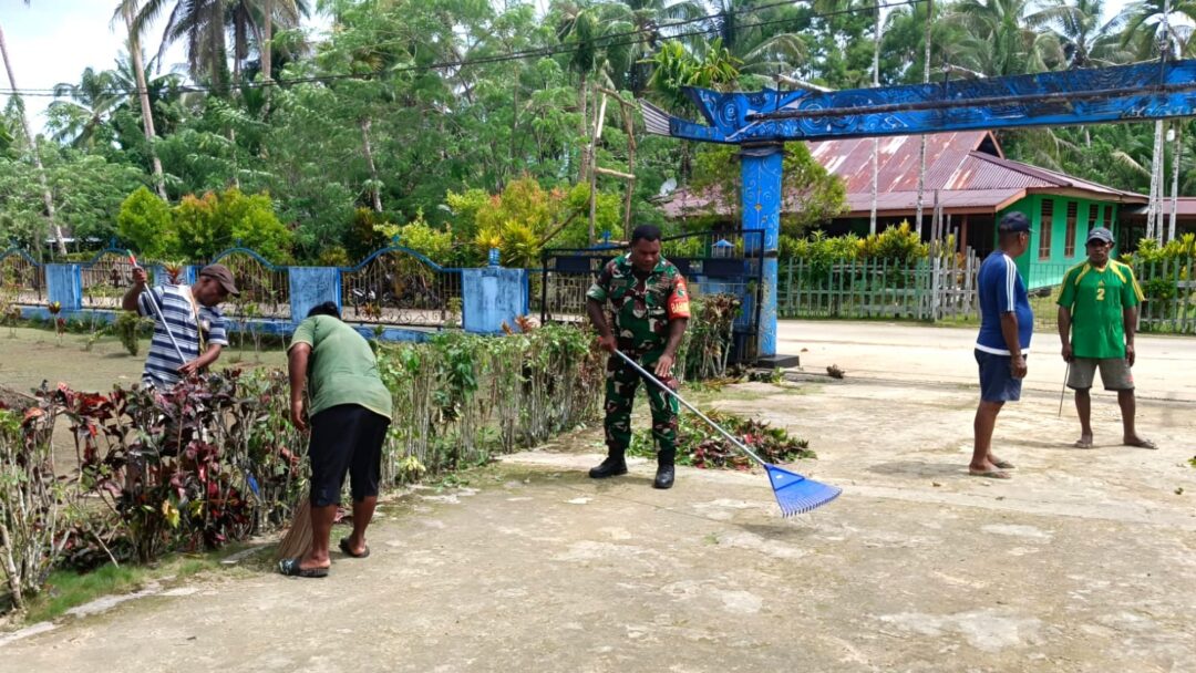 Jaga Kebersihan Tempat Ibadah, Babinsa Bantu Warga Bersihkan Halaman Gereja