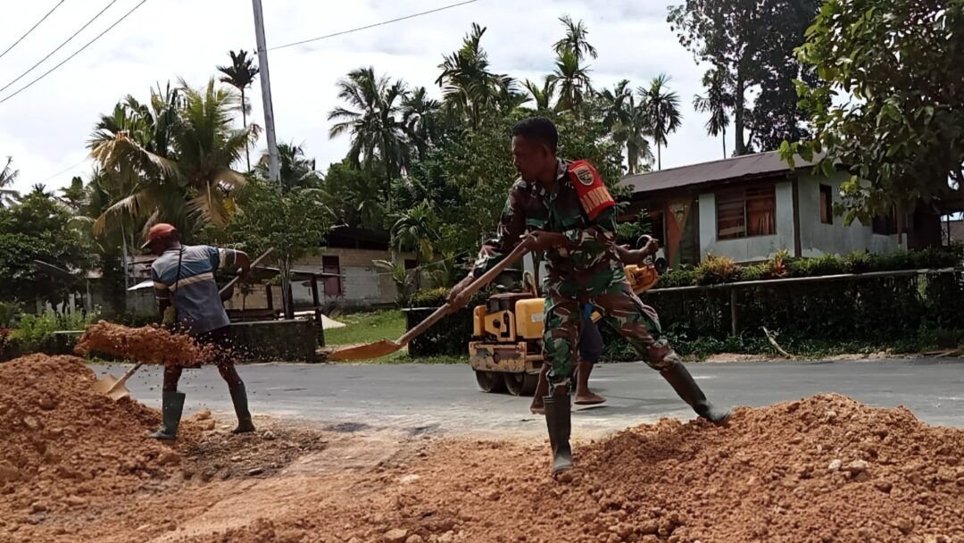 Perbaiki Akses Transportasi, Babinsa dan Warga Gotong Royong Lebarkan Jalan