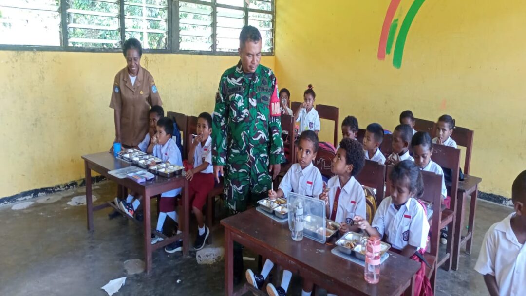 Dukung Gizi Pelajar, Babinsa Biak Timur Kawal Pembagian MBG