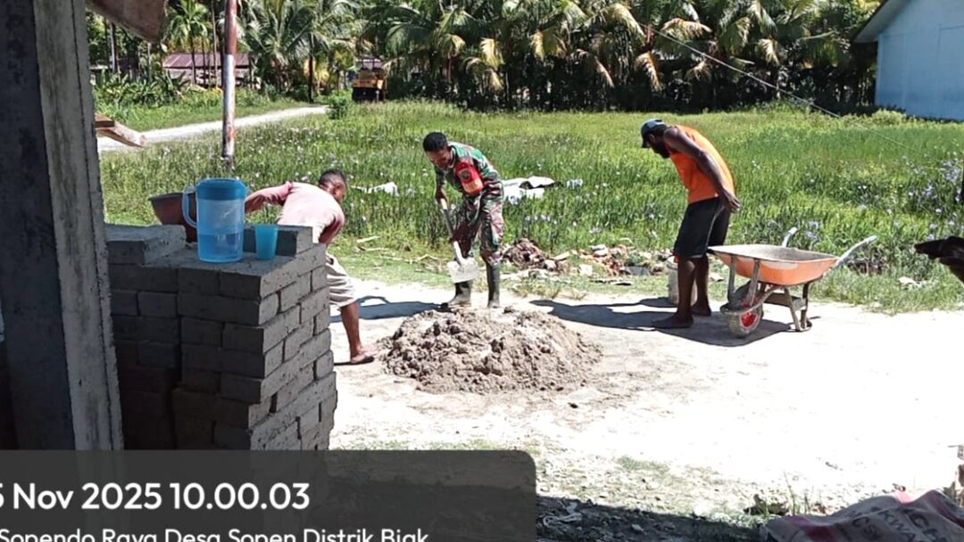 Babinsa Biak Barat Turut Membantu Pekerjaan Pembangunan SMKN Kelautan