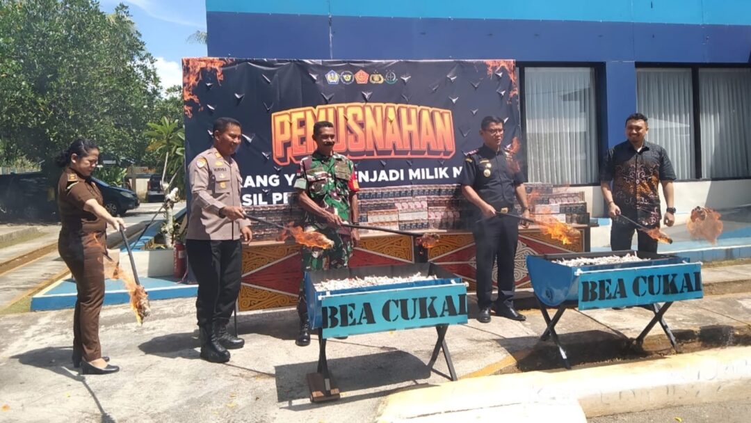 Tegaskan Komitmen Berantas Barang Terlarang, Danramil Biak Kota Hadiri Pemusnahan Rokok Ilegal