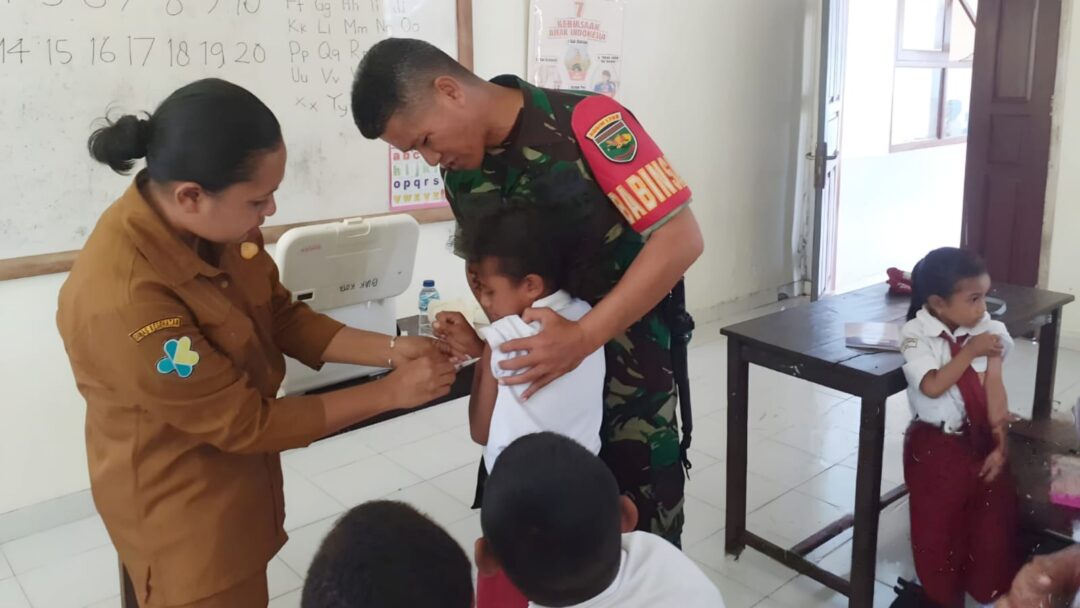 Dukung Program Nasional, Babinsa Dampingi Imunisasi BIAS di SD Inpres Saramom