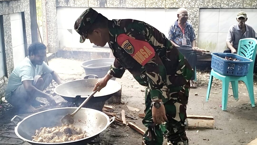 Syukuran Ultah, Babinsa Supiori Selatan Masak Bersama Warga
